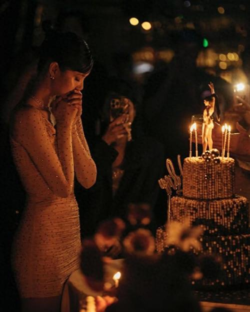 韩国女星生日新风潮：科技与粉丝经济如何重塑庆典
