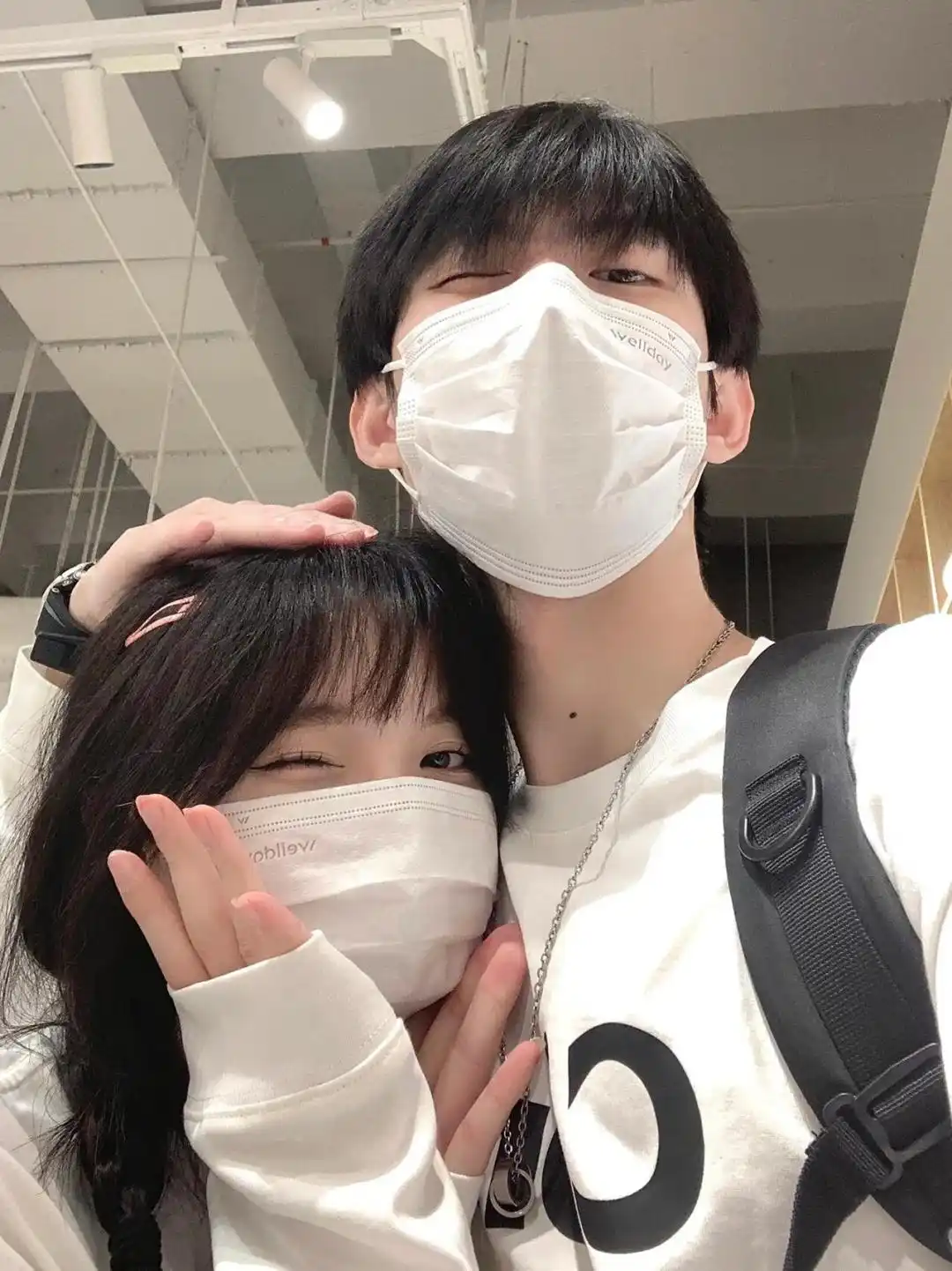 拍出与众不同的神仙合照_情侣照怎么拍才不土气_100种姿势摆拍双人